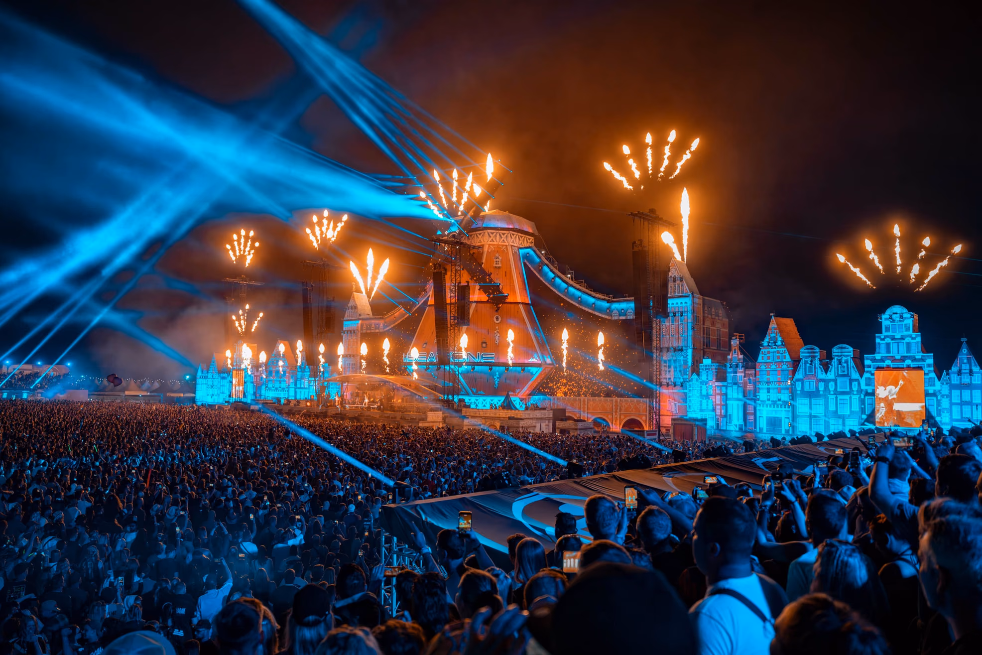 Hauptbühne mit Pyrotechnik, Airbeat One